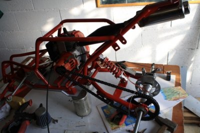 buggy 015.jpg (92.3 Kio) Vu 9969 fois moteur avec modif sur sortie embrayage(pignon 7 dents soude sur axe debroussailleuse