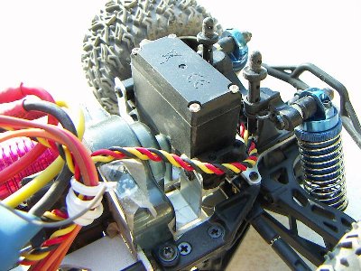 PICT0252.JPG (111.84 Kio) Vu 6363 fois on peux voir les pattes de fixations alu maison