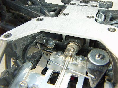 PICT0255.JPG (105.63 Kio) Vu 6793 fois Et la on peux voir le riselan guider dans la piece plexi pour la direction le tout entrainé pas de la corde à piano relié à un guignol ralongé ( ici c'est une cheville)